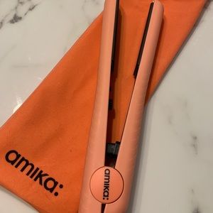 Amika Straightener